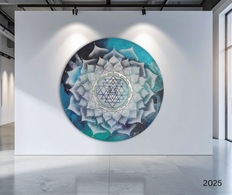 Rundes Kunstwerk mit einem mandalaartigen Design in Blau- und Weißtönen, das an einer weißen Wand in einer modernen Galerie mit Marmorfußboden hängt.